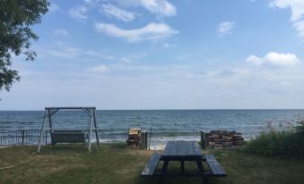 Waters Edge Motel - Housity