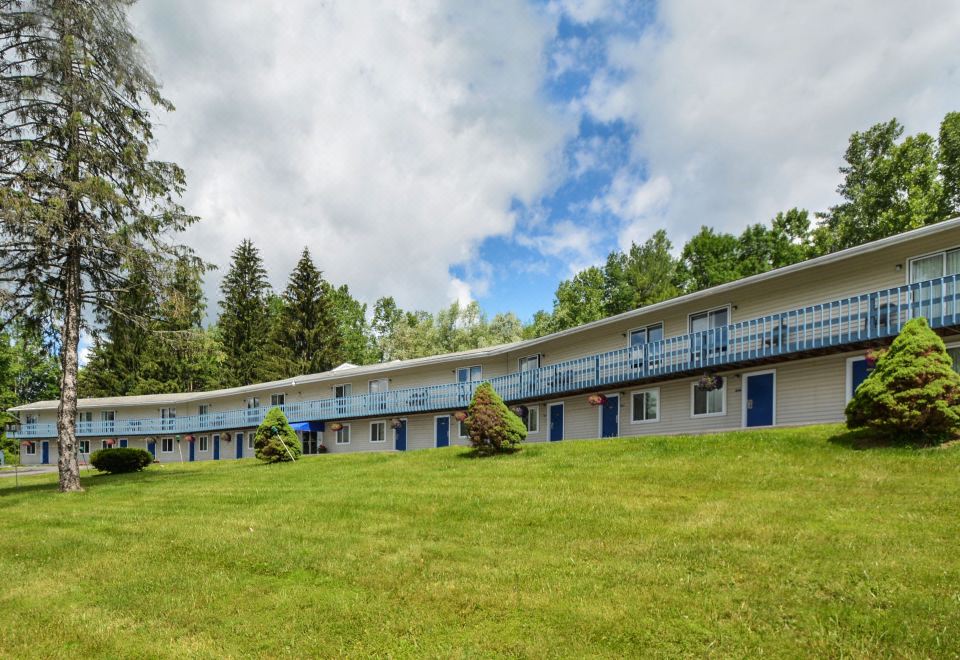 Econo Lodge Lee - Great Barrington-Lee Updated 2023 Room Price-Reviews &  Deals 
