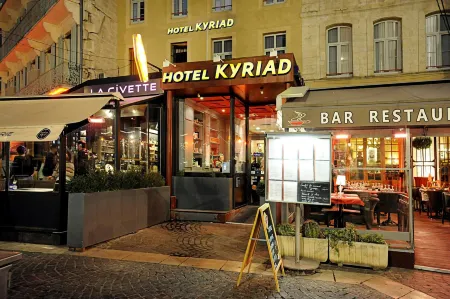 Kyriad Avignon - Palais des Papes Отели рядом с достопримечательностью «Place de lHorloge»