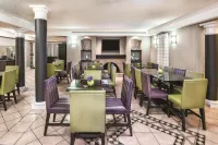 Super 8 by Wyndham The Woodlands North Hotels in Shenandoah