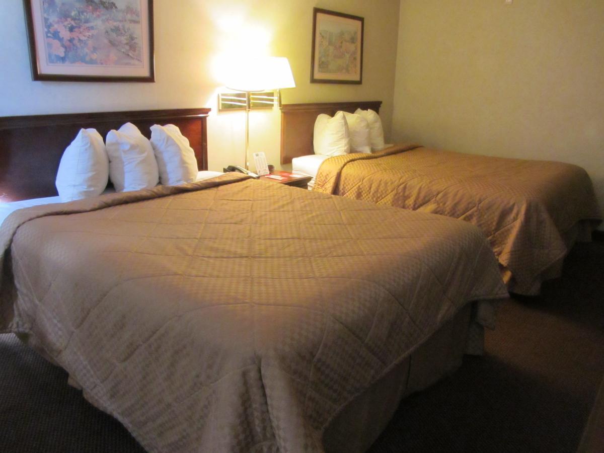 Econo Lodge Inn & Suites