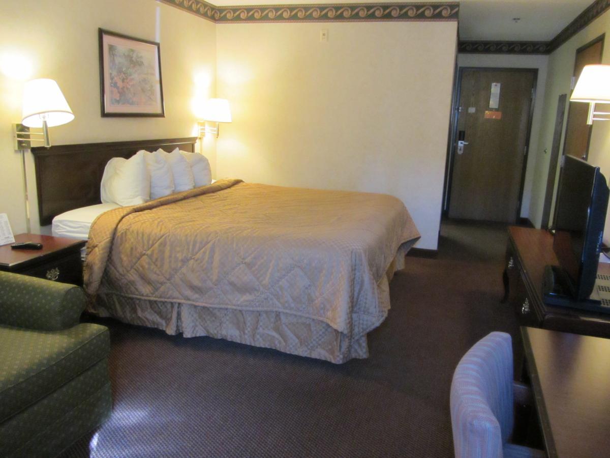 Econo Lodge Inn & Suites