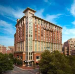 The Westin Alexandria Old Town Отели рядом с достопримечательностью «Контрабандс энд Фридмен Семетери Мемориал»
