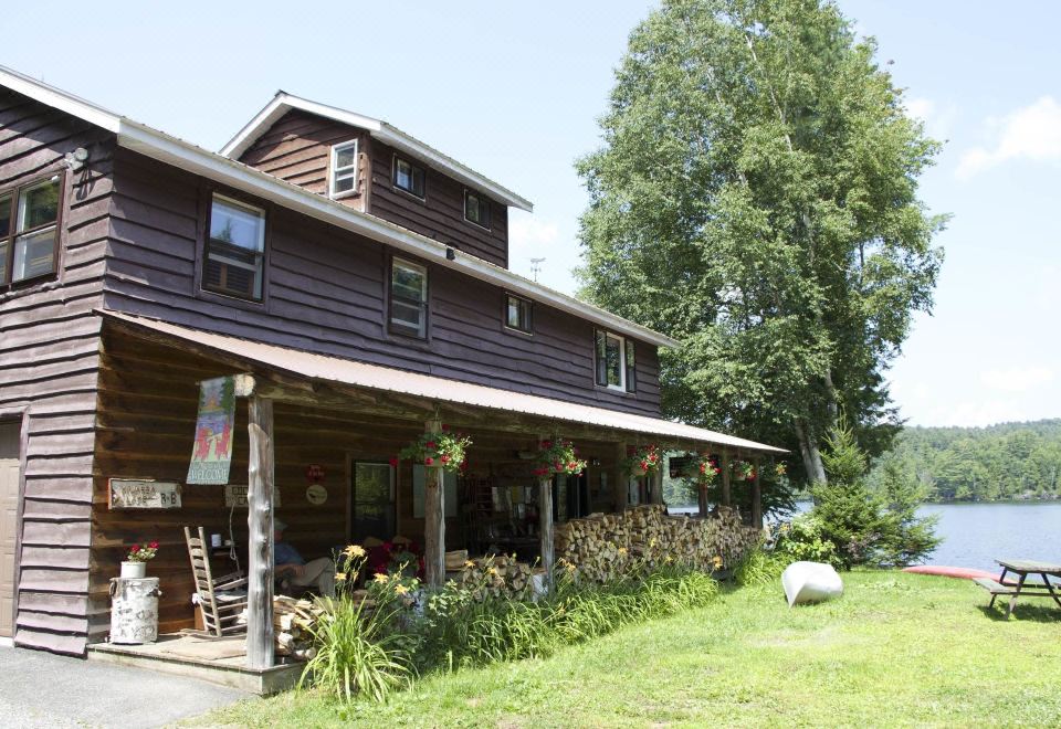 Kiwassa Lake Bed & Breakfast - Housity