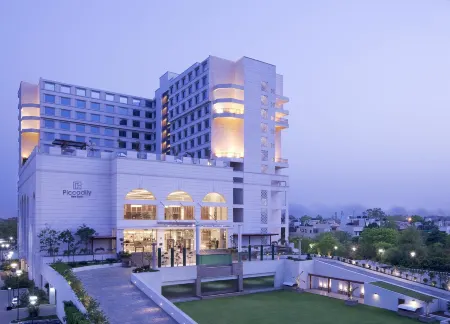 Hyatt Centric Janakpuri New Delhi Отели рядом с достопримечательностью «NIMS Institute»