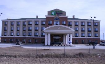 Holiday Inn Express & Suites Pratt