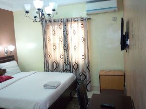 D'Czars Hotel & Suites