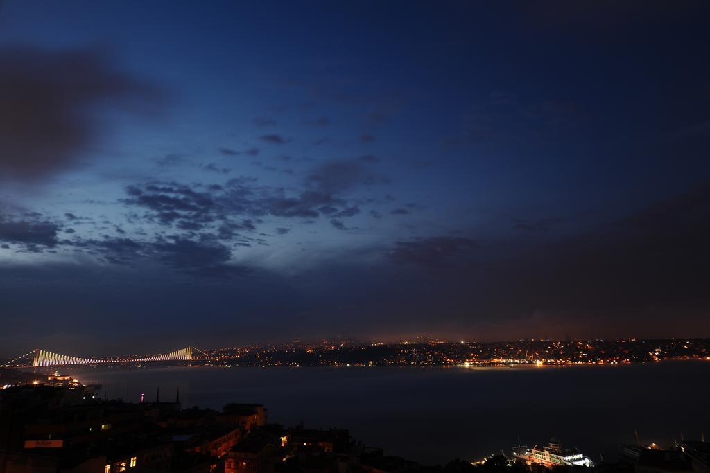 Maroon Bosphorus