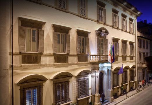 Palazzo Firenze by Baglioni Hotels & Resorts의 웅장한 로비와 클래식한 분위기