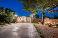 Artina Luxury Villa Hotels near Marathon