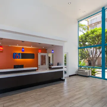 Motel 6 Los Angeles Hollywood Отели рядом с достопримечательностью «Улица Сансет-стрип»