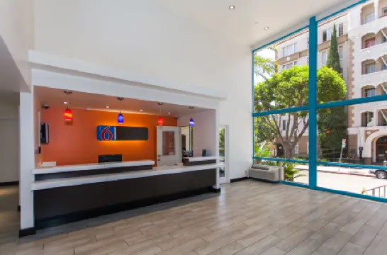 Motel 6 Los Angeles Hollywood Отели рядом с достопримечательностью «Парамаунт пикчерс студио торс»