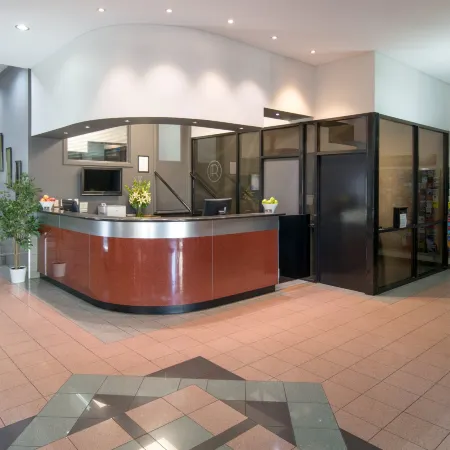 Adelaide Riviera Hotel Отели рядом с достопримечательностью «Площадь Виктория»