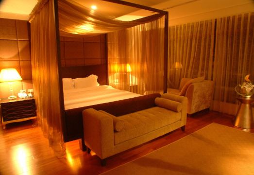 3. 33 스파 호텔..