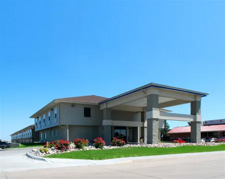 Econo Lodge Inn & Suites