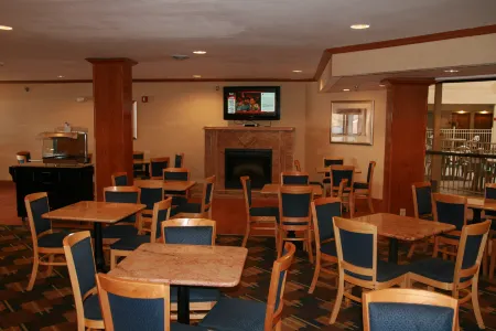 Wingate by Wyndham Brighton Отели в г. Хартленд Тауншип