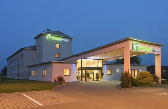 盧塞恩-諾伊恩基希智選假日酒店