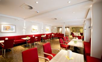 Heinrich Pesch Hotel