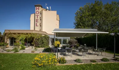 Logis Hotel des Cépages Отели в г. Арбуа