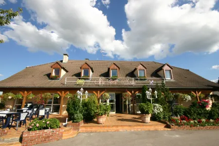 Hôtel Restaurant & Spa le Val Moret Отели в г. Эссуа