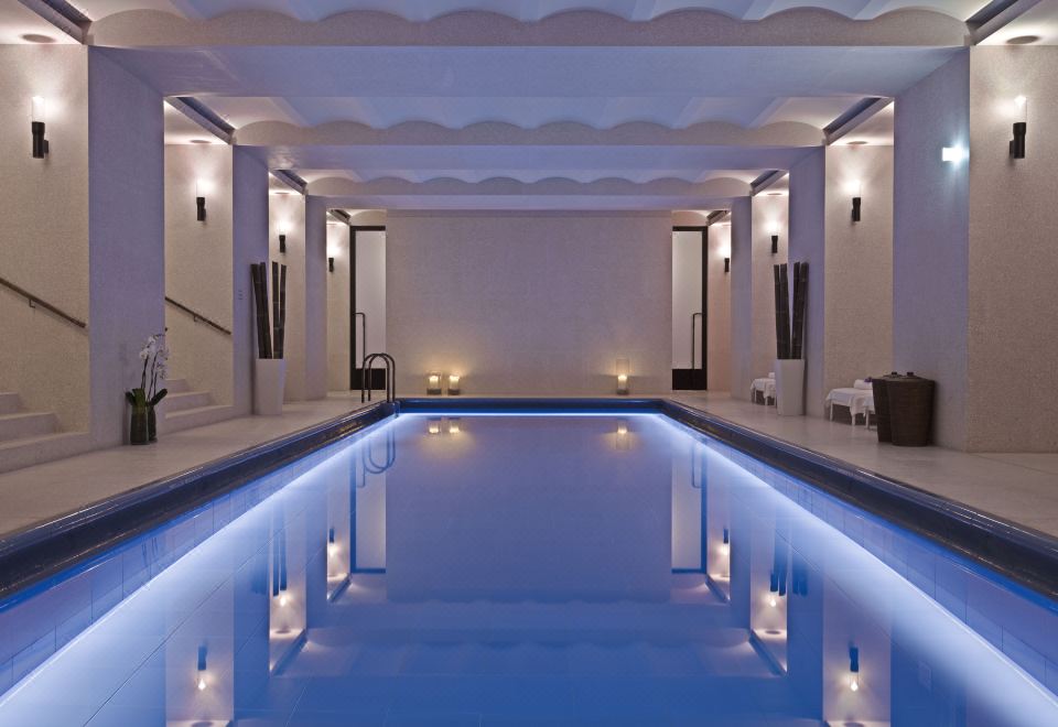 1. 호텔 카페 로얄..