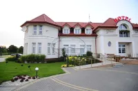 Hotel Złote Dęby فنادق في Legionowo County