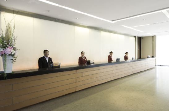 フロントデスク イースティン ホテル マッカサン バンコクの写真