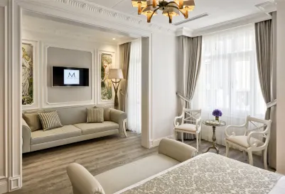 Mirrors Hotel
