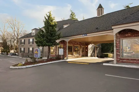 Wingate by Wyndham Bellingham Heritage Inn Отели рядом с достопримечательностью «Bell's Studebaker Diner and Museum»