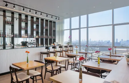 Prima Link Hotel Отели рядом с достопримечательностью «Image of a Murderer»