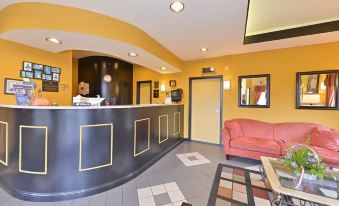 Econo Lodge Inn & Suites
