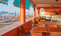 Dedalos Beach Hotel - parking