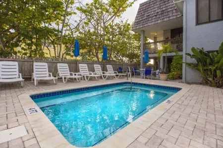 Sabal Palms Inn Отели рядом с достопримечательностью «Tierra Verde Light»