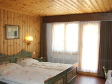 โรงแรมทิปปิคัลลี่สวิส เทแชร์โฮฟ โรงแรมในTasch