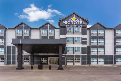 Microtel Inn & Suites by Wyndham Whitecourt - ที่มีที่จอดรถ