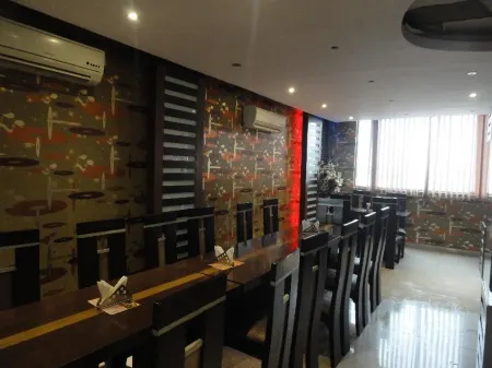 Hotel Shivdev International Отели рядом с достопримечательностью «Khas Mahal»