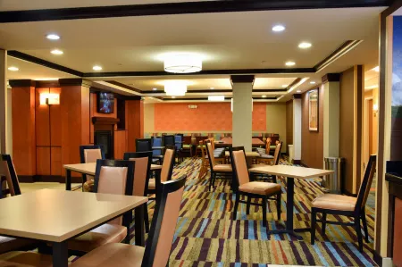 Fairfield Inn & Suites Hartford Airport Отели в г. Виндзор Локс
