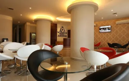 Rejeki 3 Guesthouse Отели в г. Sirimau