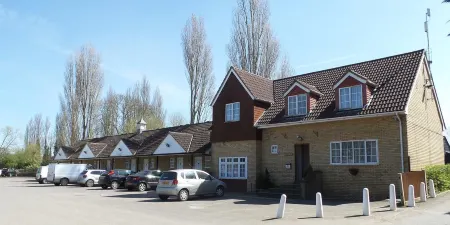 Roydon Marina Village Hotel Отели рядом с достопримечательностью «Парк Харлоу Таун»