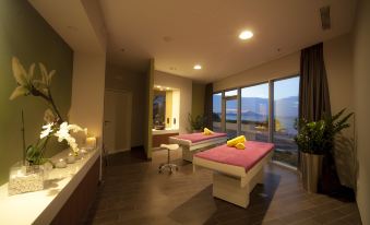 a massage room with two massage tables , one on the left and one on the right , both covered with pink blankets at Vitality Hotel Punta