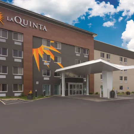 La Quinta Inn & Suites by Wyndham Cleveland - Airport North