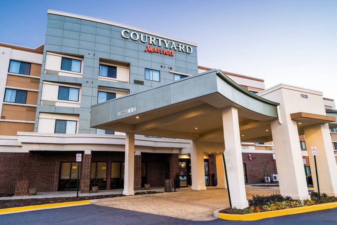 hotels in largo md with indoor pool