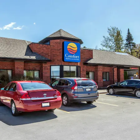 Comfort Hotel & Suites
