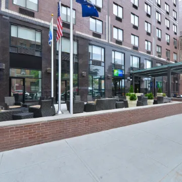 Holiday Inn Express MANHATTAN MIDTOWN WEST by IHG Отели рядом с достопримечательностью «Метрополитен-опера»