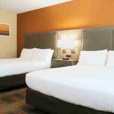 Holiday Inn Express & Suites Elk Grove Central - Hwy 99 Rooms