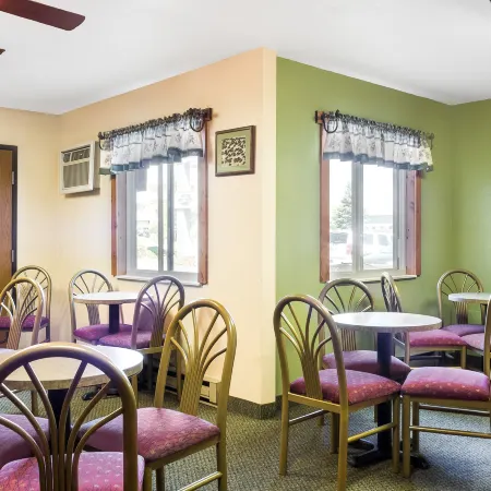 Econo Lodge, Downtown Custer Near Custer State Park and Mt Rushmore