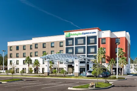 Holiday Inn Express & Suites Lakeland South