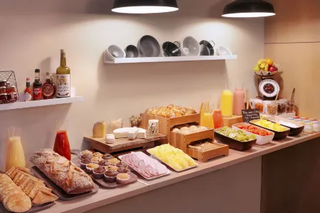 Sheraton Paris Charles de Gaulle Airport Hotel Отели рядом с достопримечательностью «Fresque "Abri bus 2"»