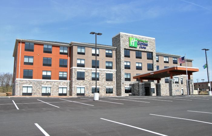 Holiday Inn Express & Suites CLARION by IHG