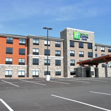 Holiday Inn Express & Suites CLARION by IHG